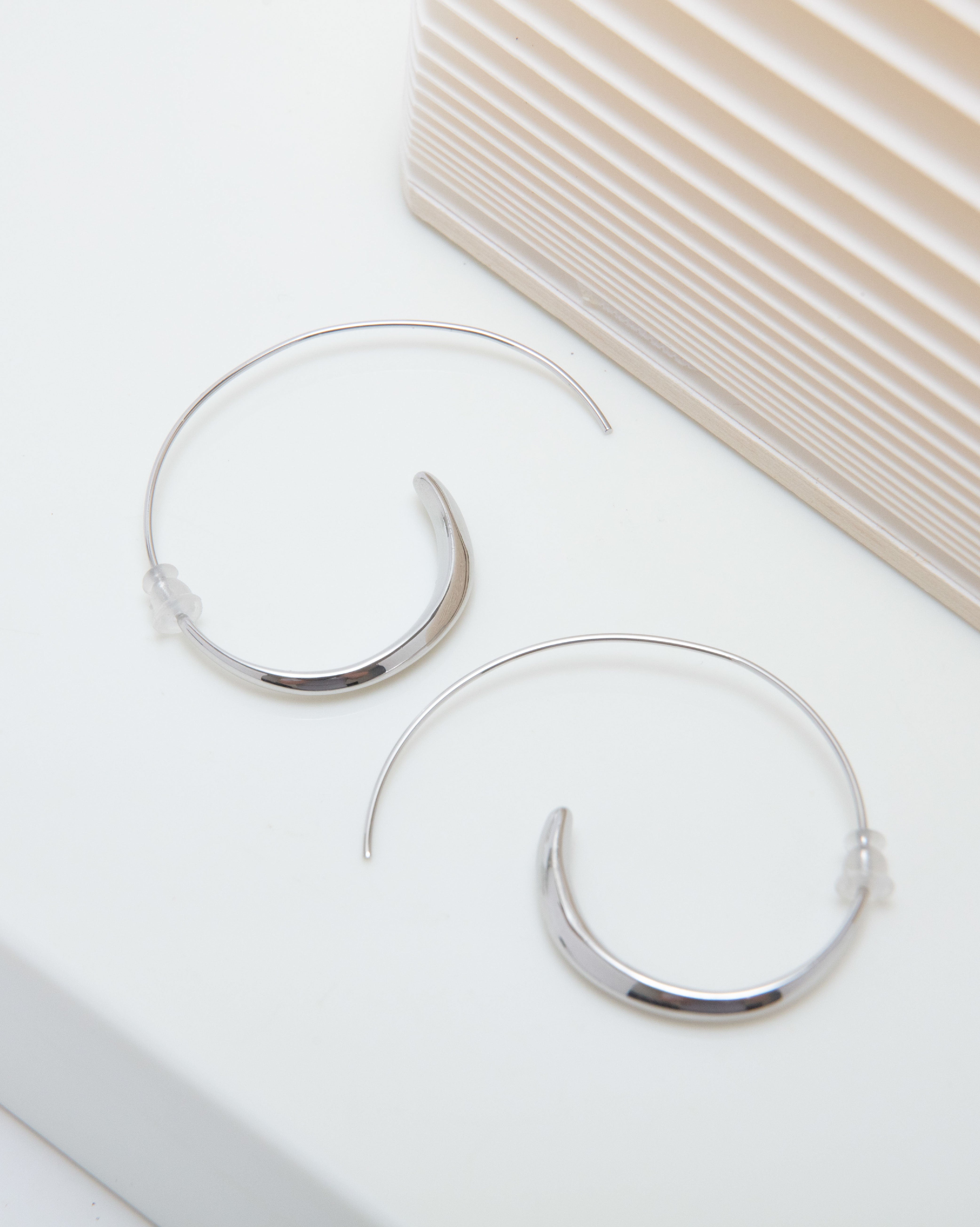 【線上獨家款】簡約垂墜水滴耳環-銀色