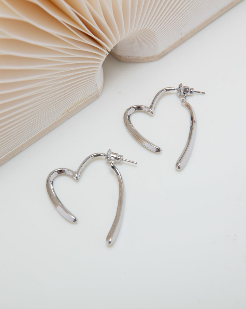 【線上獨家款】垂墜愛心造型耳環-銀色