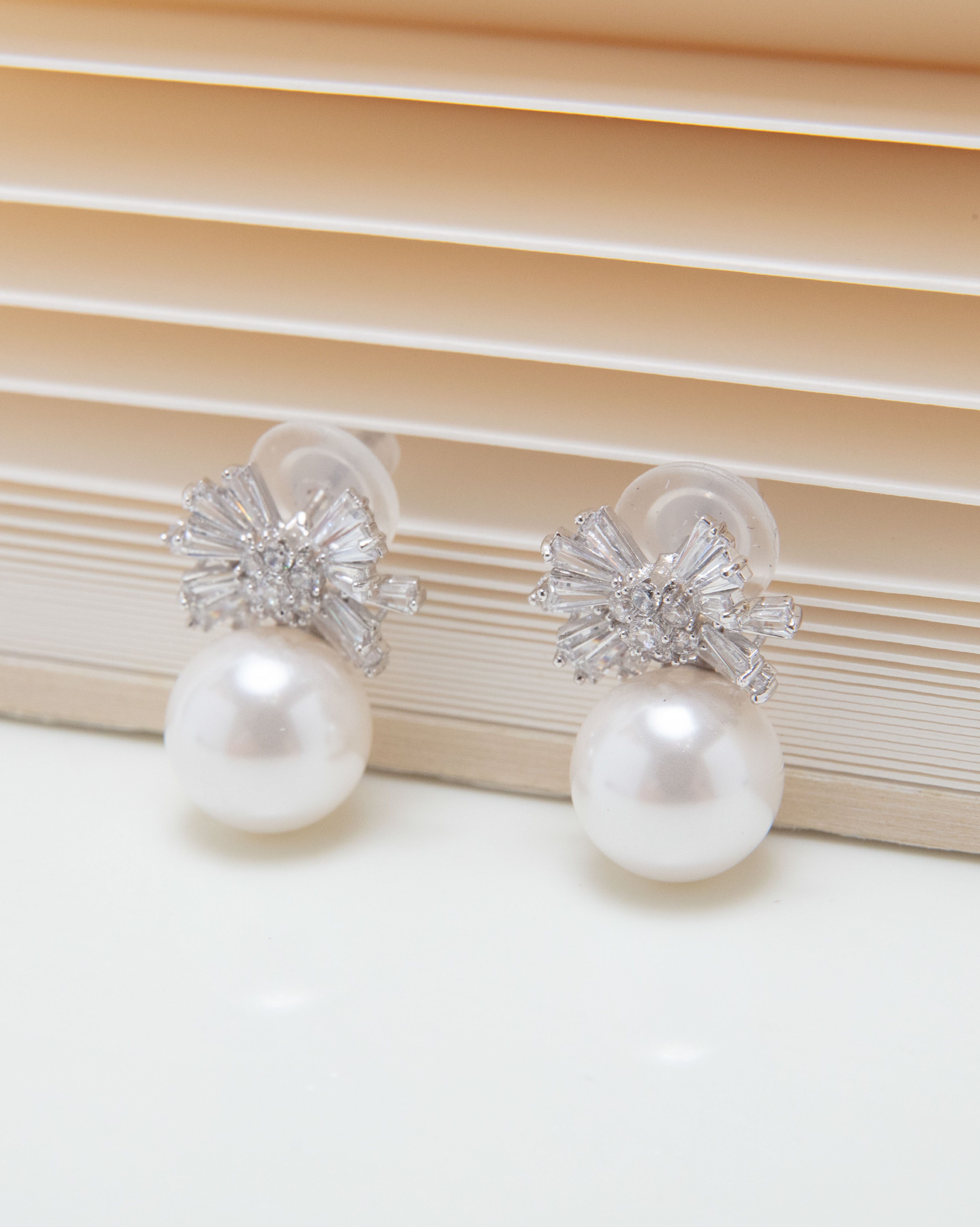 【線上獨家款】閃鑽蝴蝶結珍珠耳環-銀色