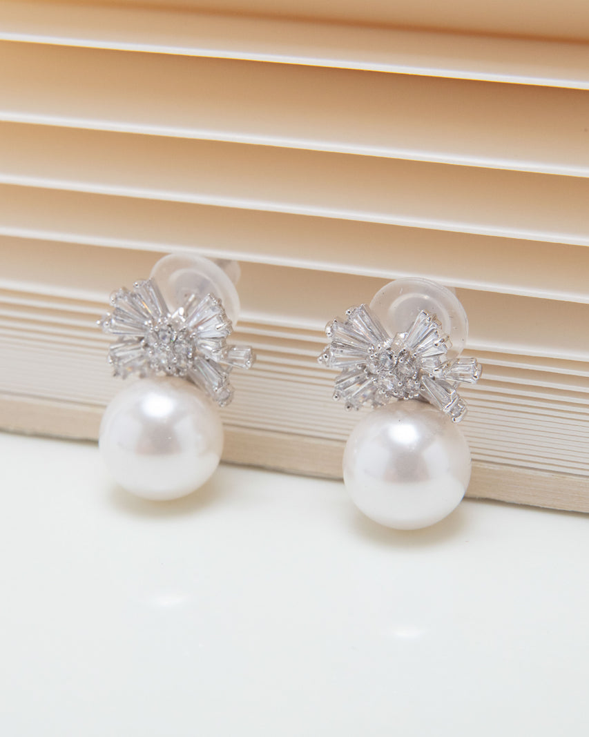 【線上獨家款】閃鑽蝴蝶結珍珠耳環-銀色