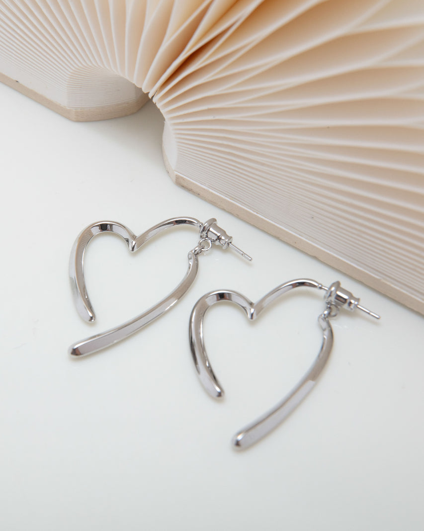 【線上獨家款】垂墜愛心造型耳環-銀色