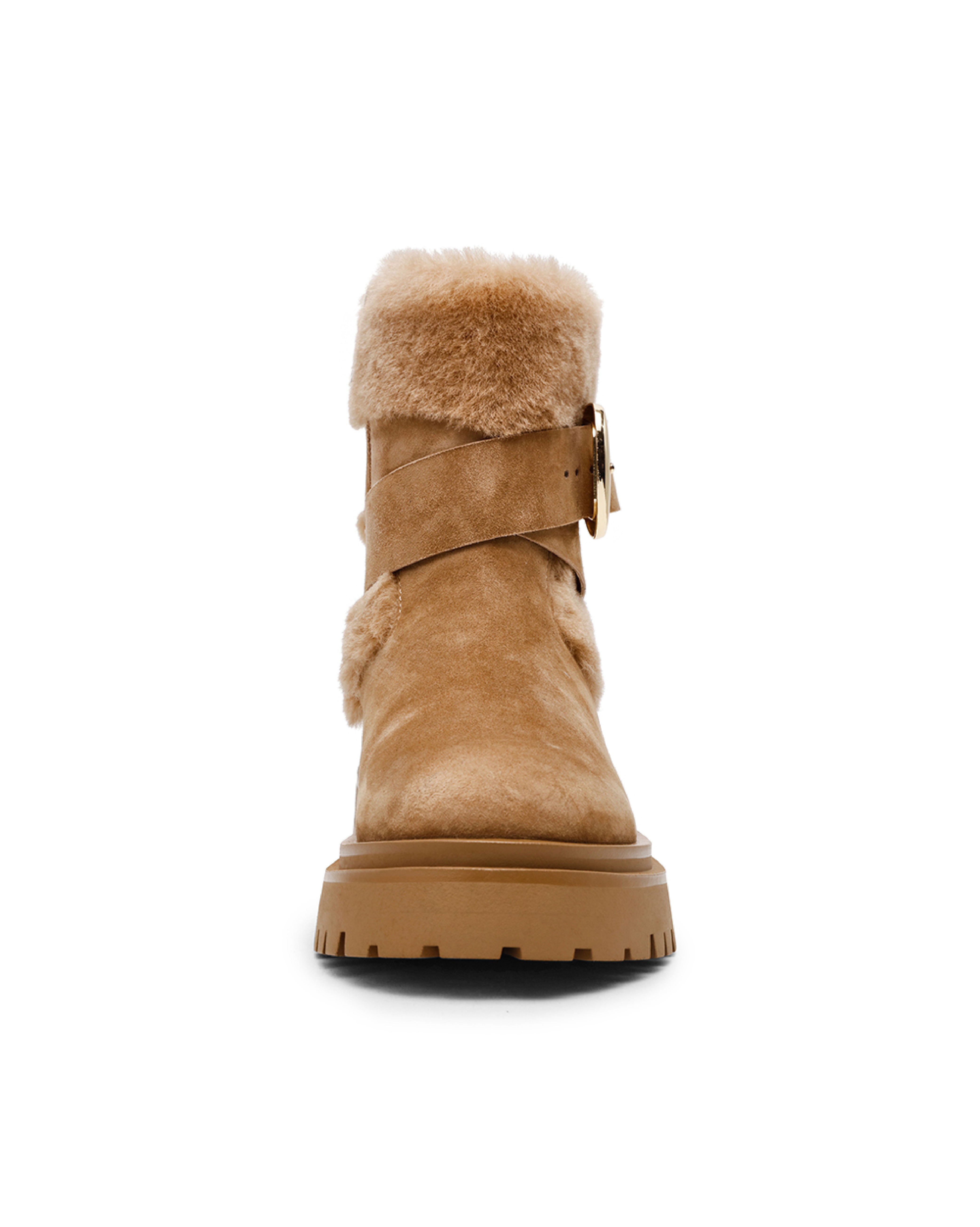 LODGE 可愛毛毛金屬扣飾短靴-卡其色