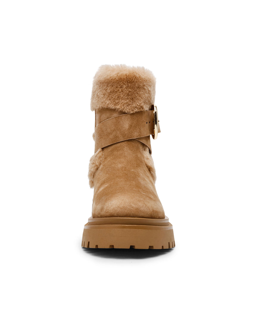 LODGE 可愛毛毛金屬扣飾短靴-卡其色