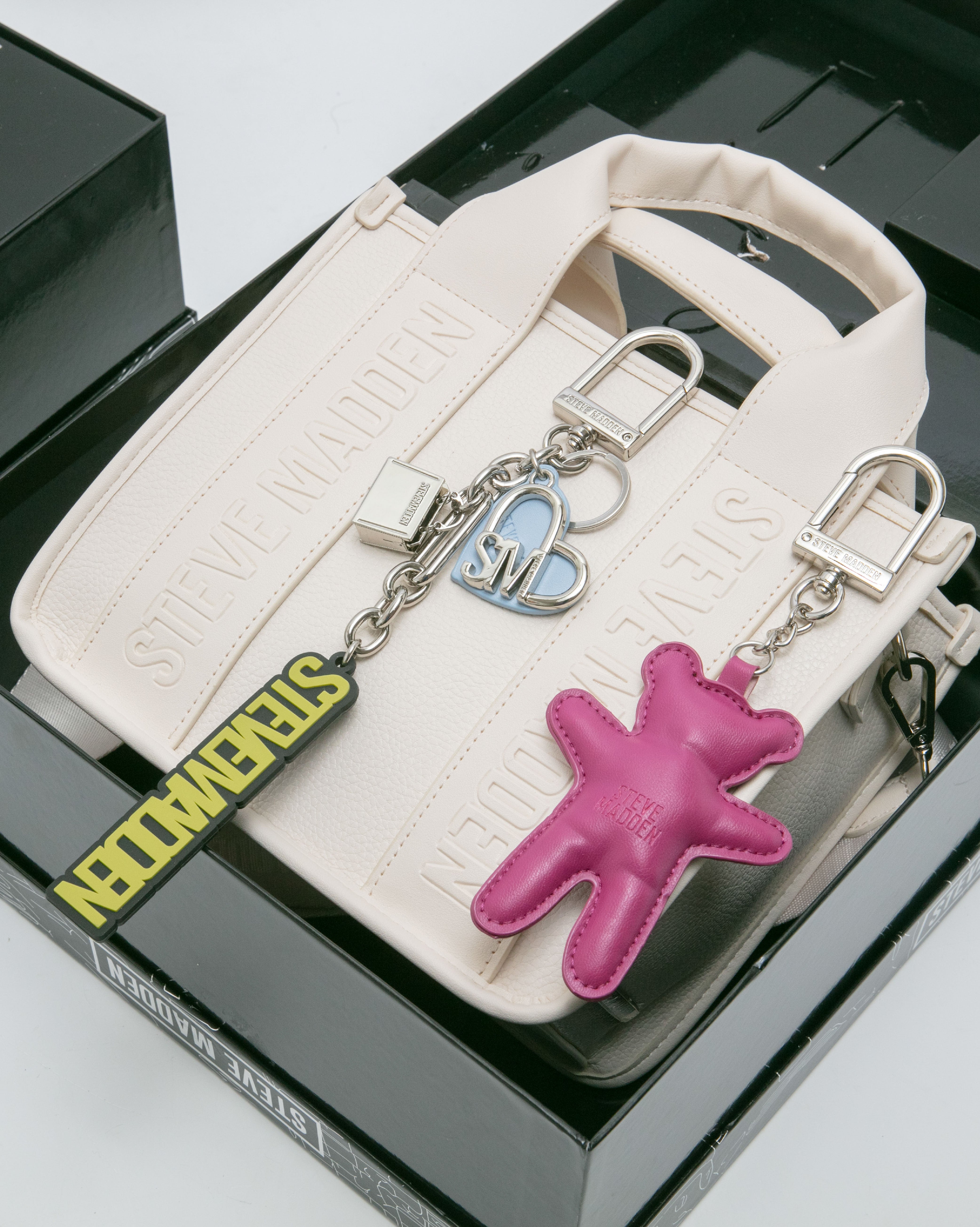 素面LOGO寬背帶雙吊飾禮盒-米色