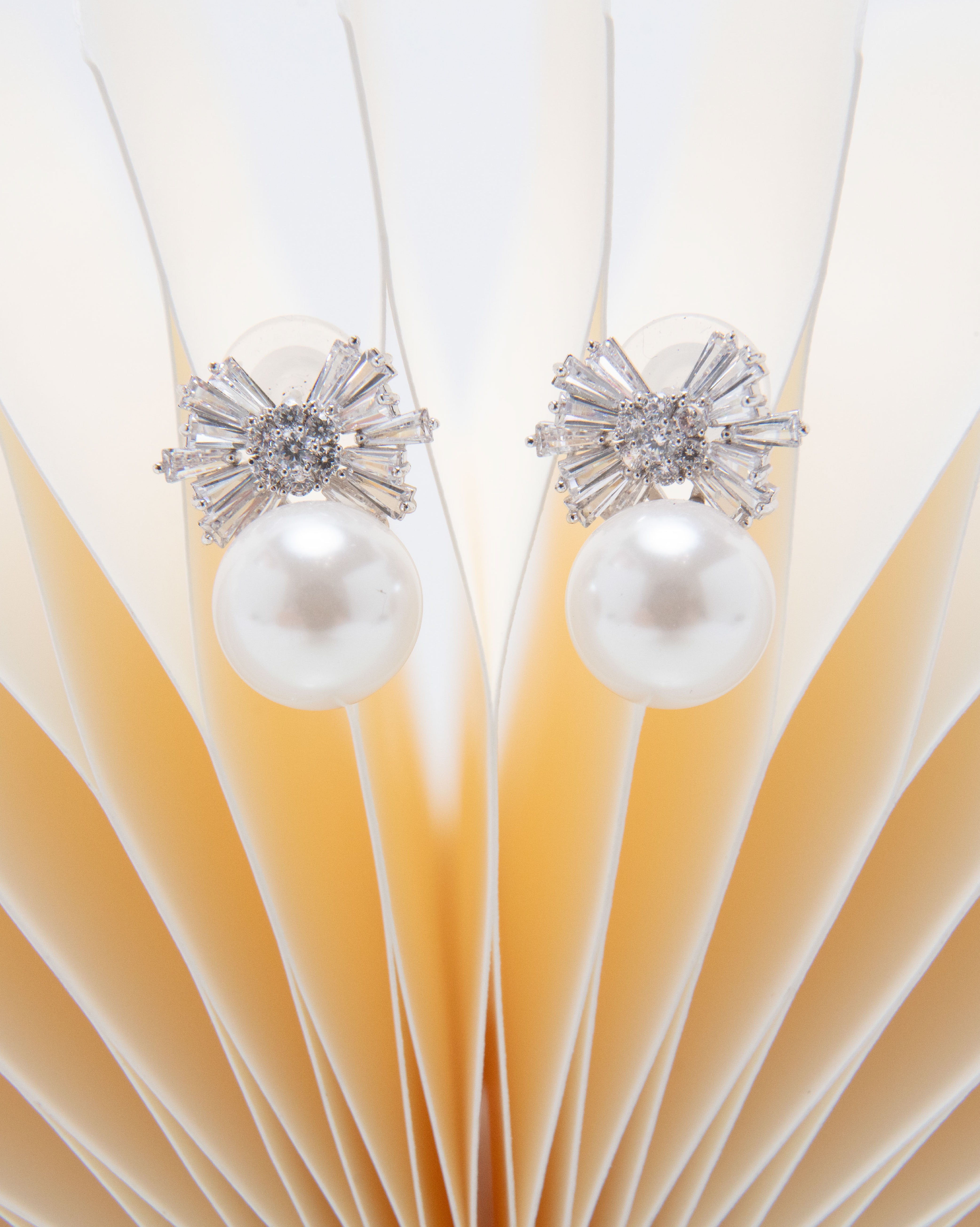 【線上獨家款】閃鑽蝴蝶結珍珠耳環-銀色