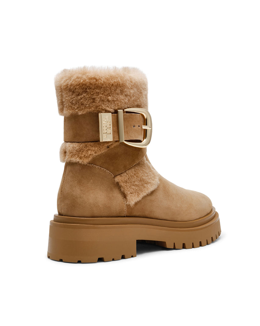 LODGE 可愛毛毛金屬扣飾短靴-卡其色