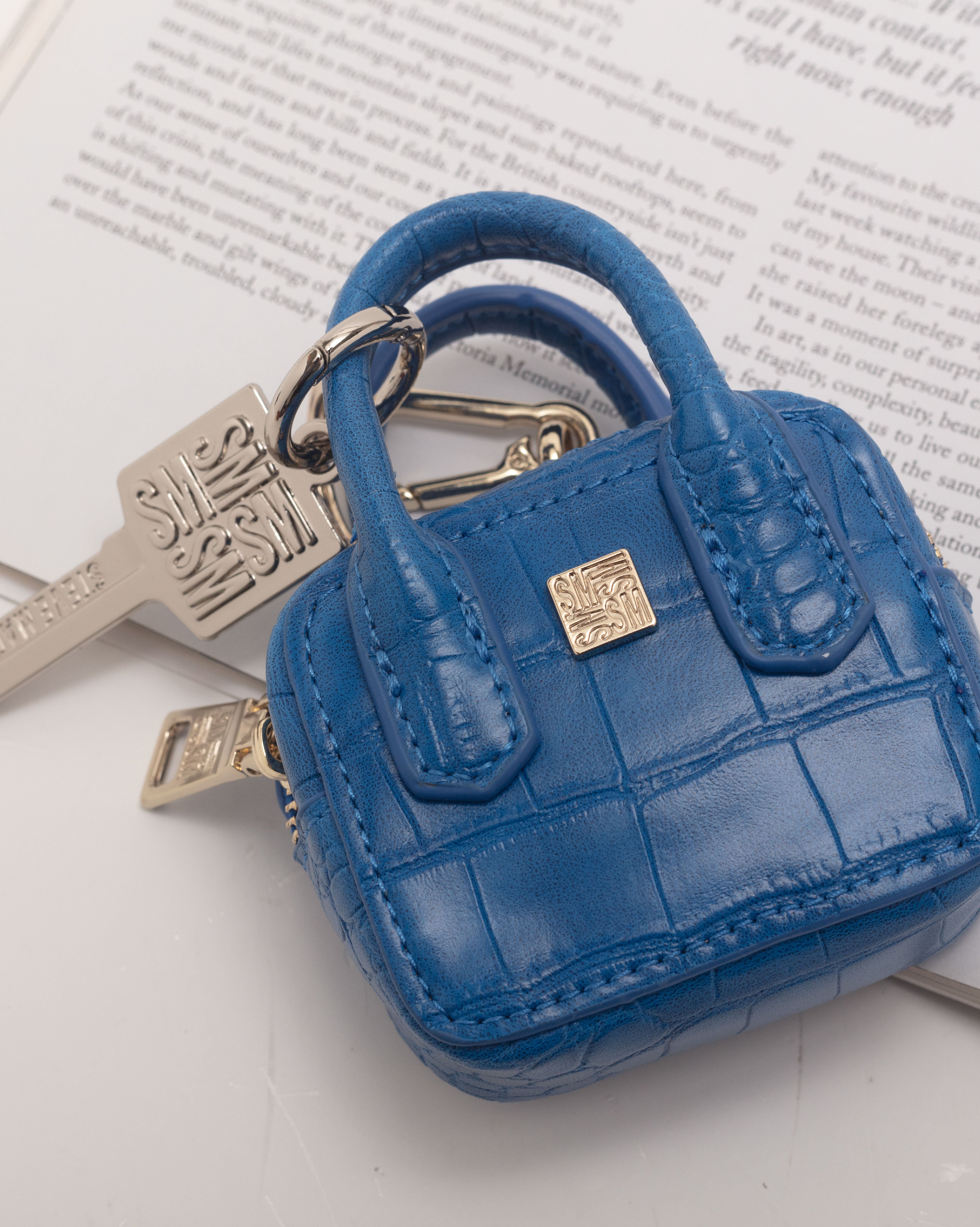 【線上獨家款】D-VOYAGE 手提包造型吊飾-藍色