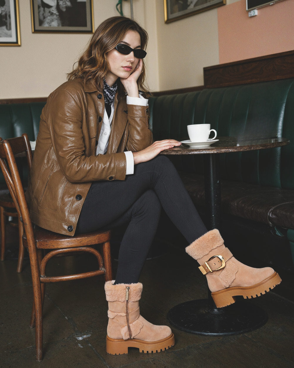 LODGE 可愛毛毛金屬扣飾短靴-卡其色