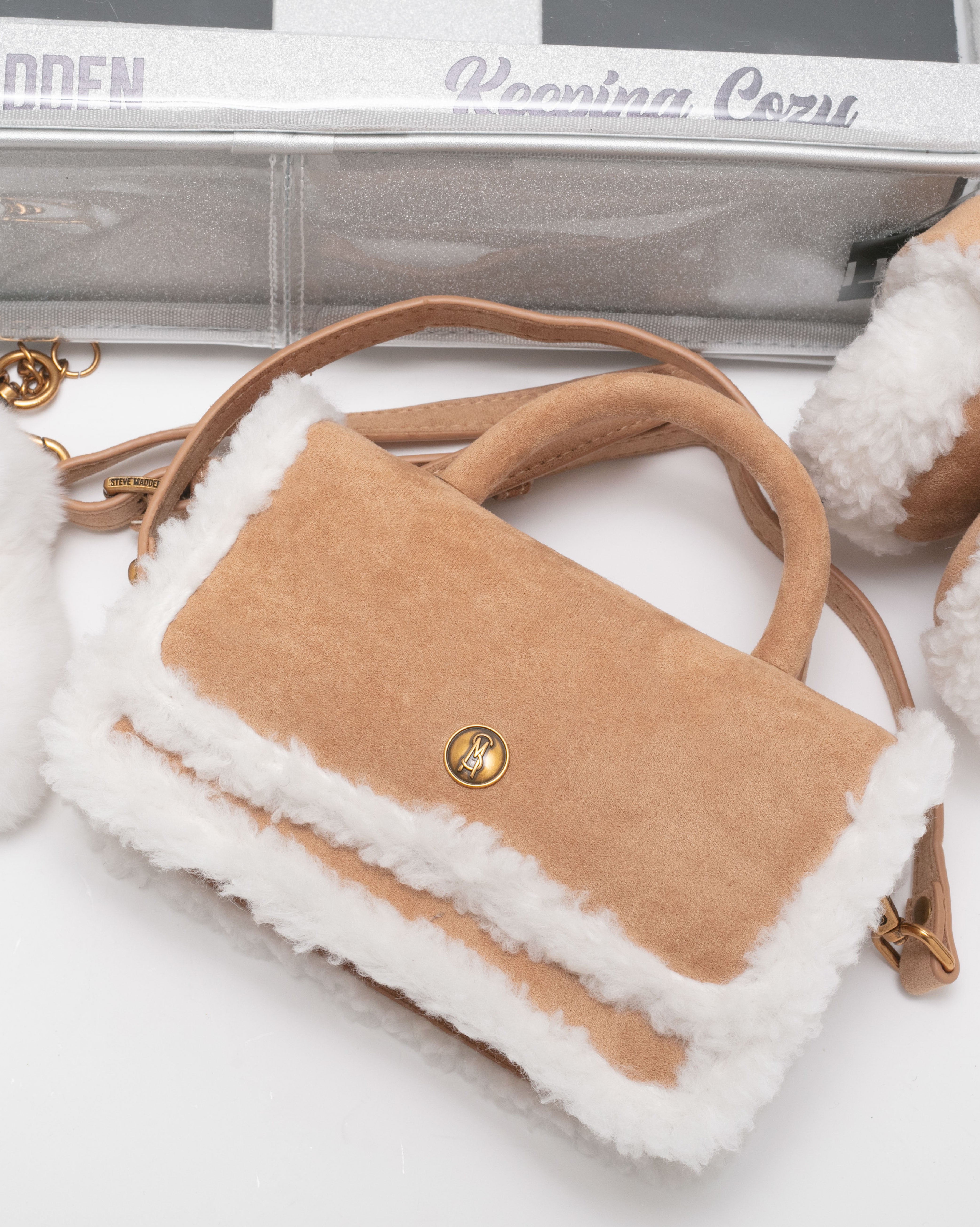 【線上獨家禮盒組】BCOMFY 滾邊毛絨小包/耳罩吊飾三合一禮盒-杏色