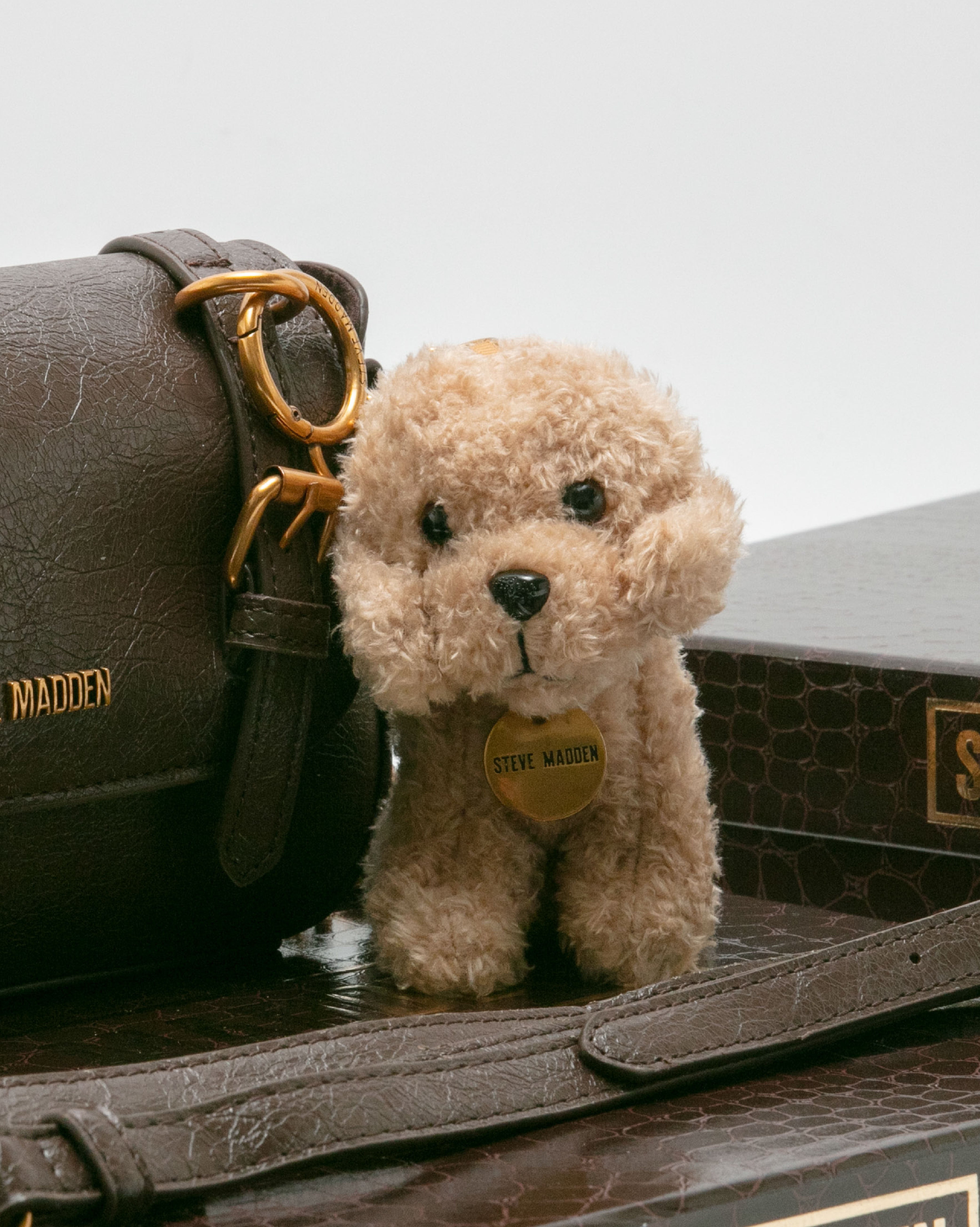 雙扣帶造型小包/毛絨狗狗吊飾禮盒-咖啡色