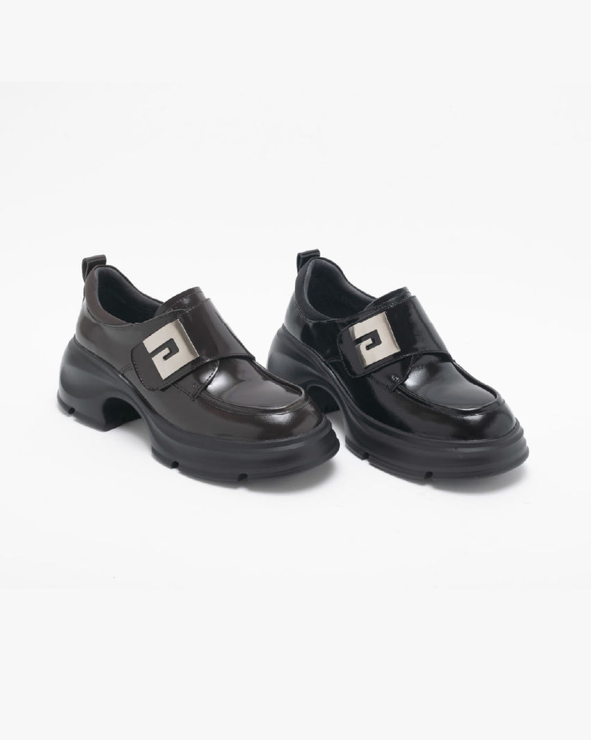 TWVERNA 厚底方形扣飾休閒樂福鞋-鏡黑