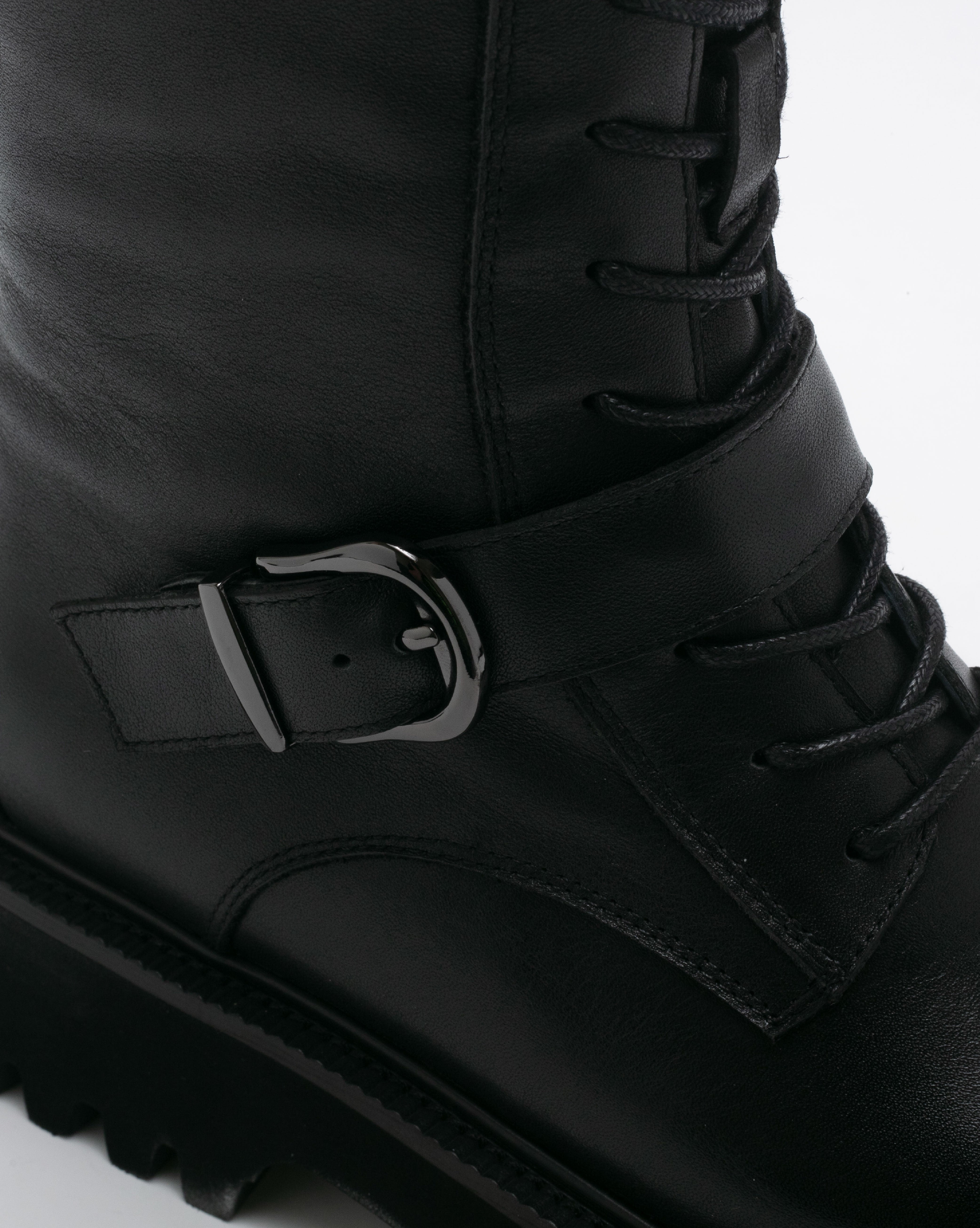 TWAURA 率性綁帶方形扣飾長筒靴-黑色