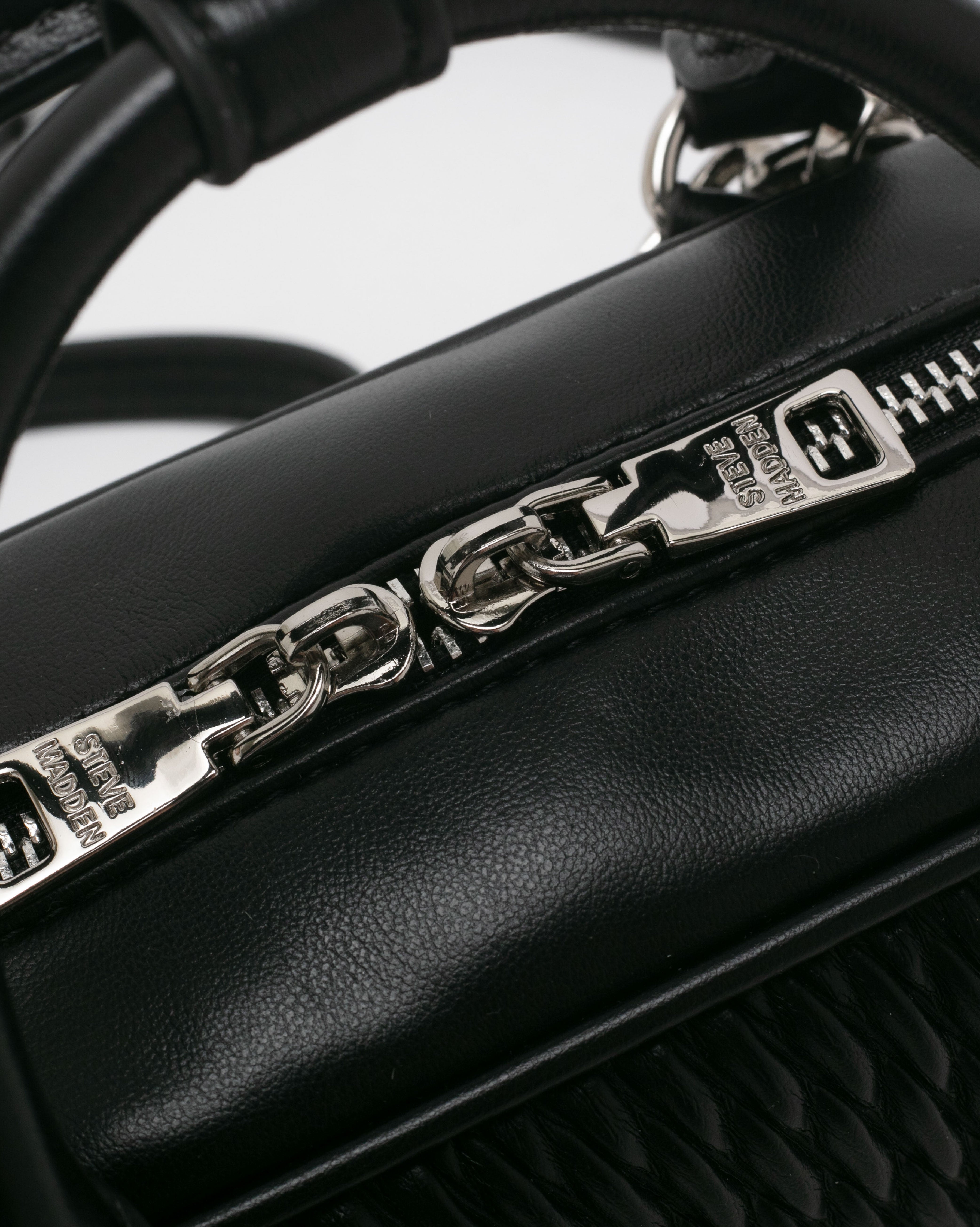 BEMILIEE 編織抓皺小法棍包-黑色