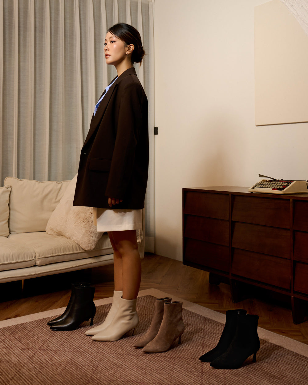 LULAH 經典素面尖頭細跟短靴-絨棕