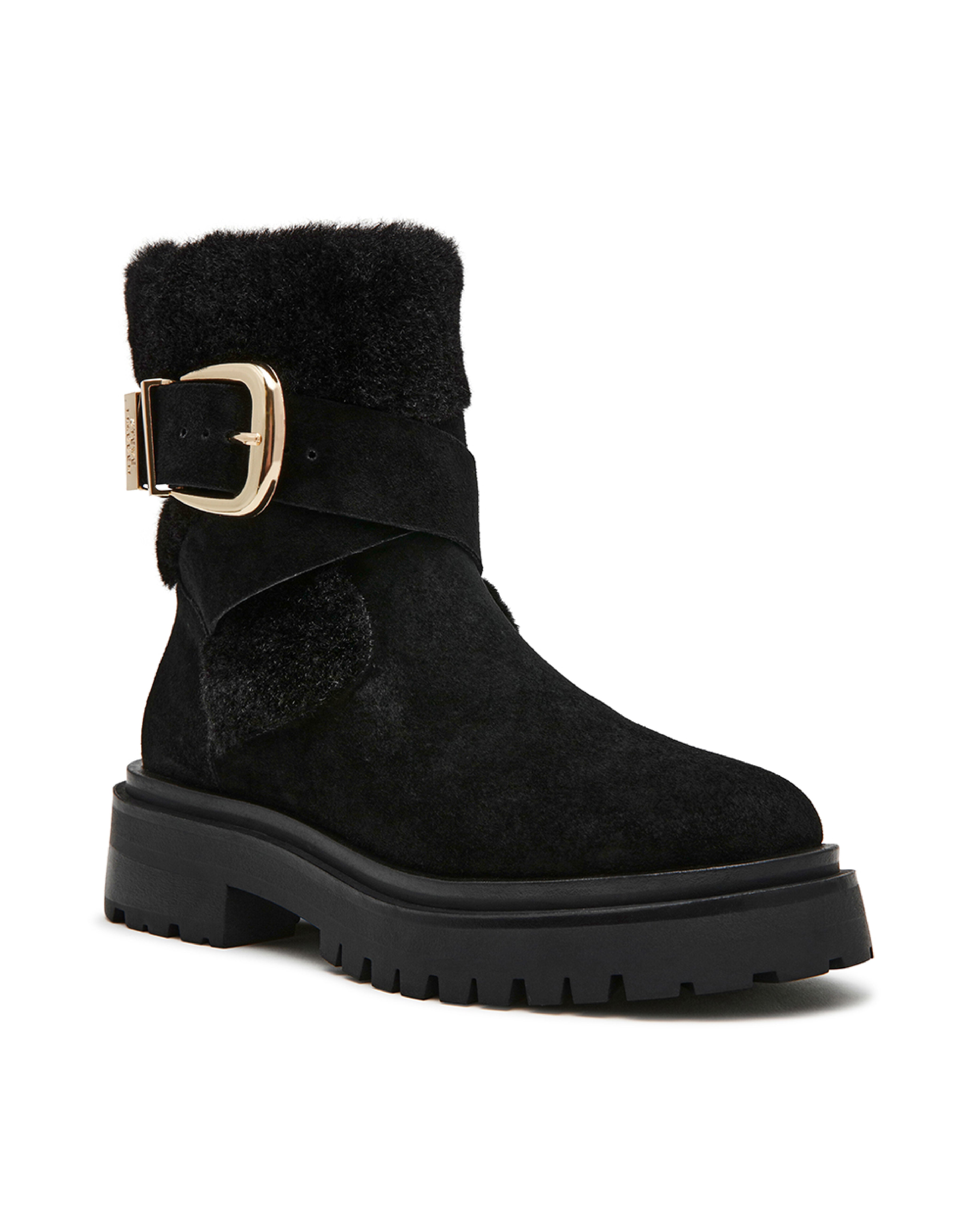 LODGE 可愛毛毛金屬扣飾短靴-黑色