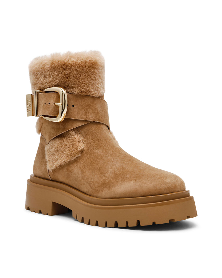 LODGE 可愛毛毛金屬扣飾短靴-卡其色