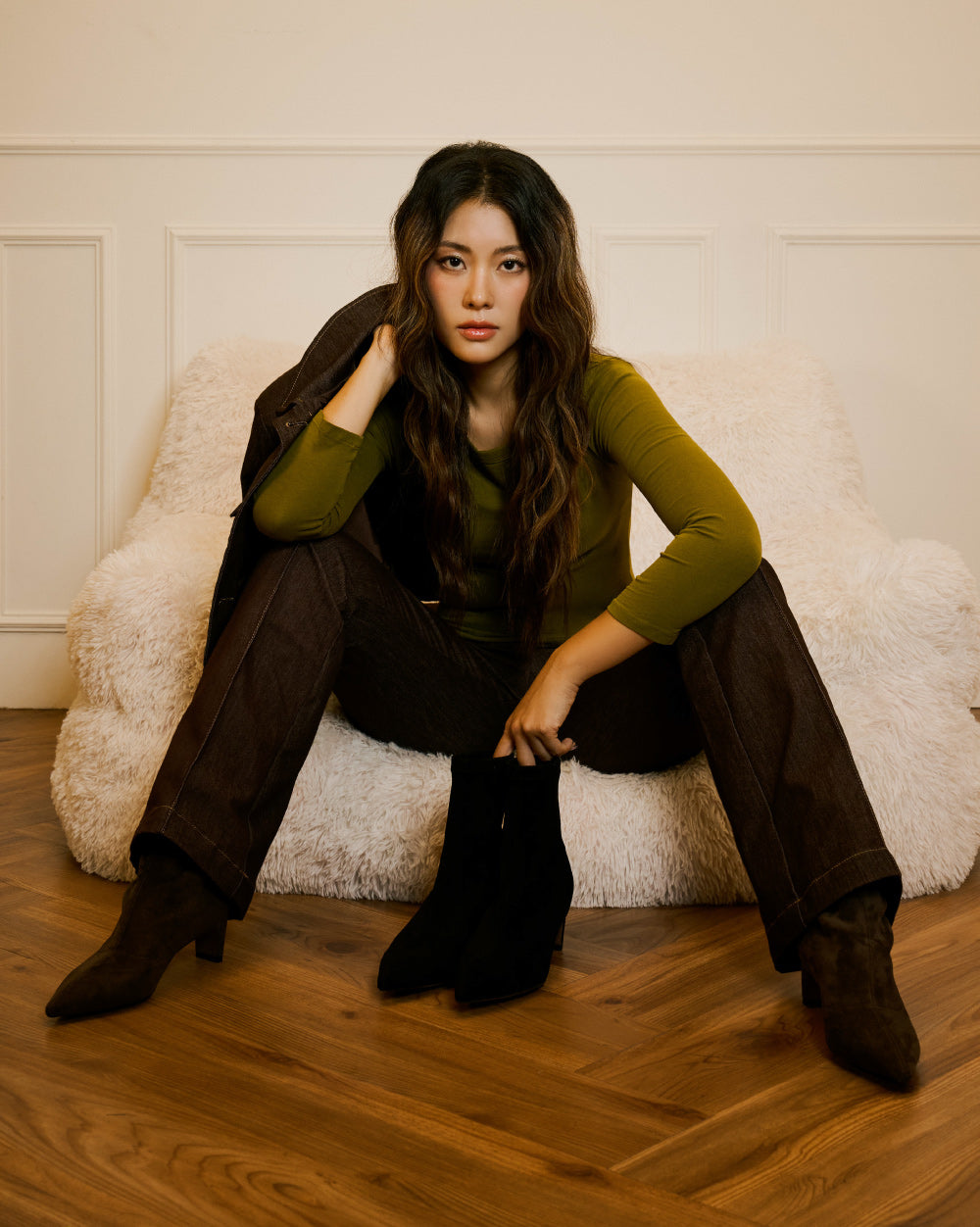 TWKLOE 絨面尖頭粗跟短靴-黑色